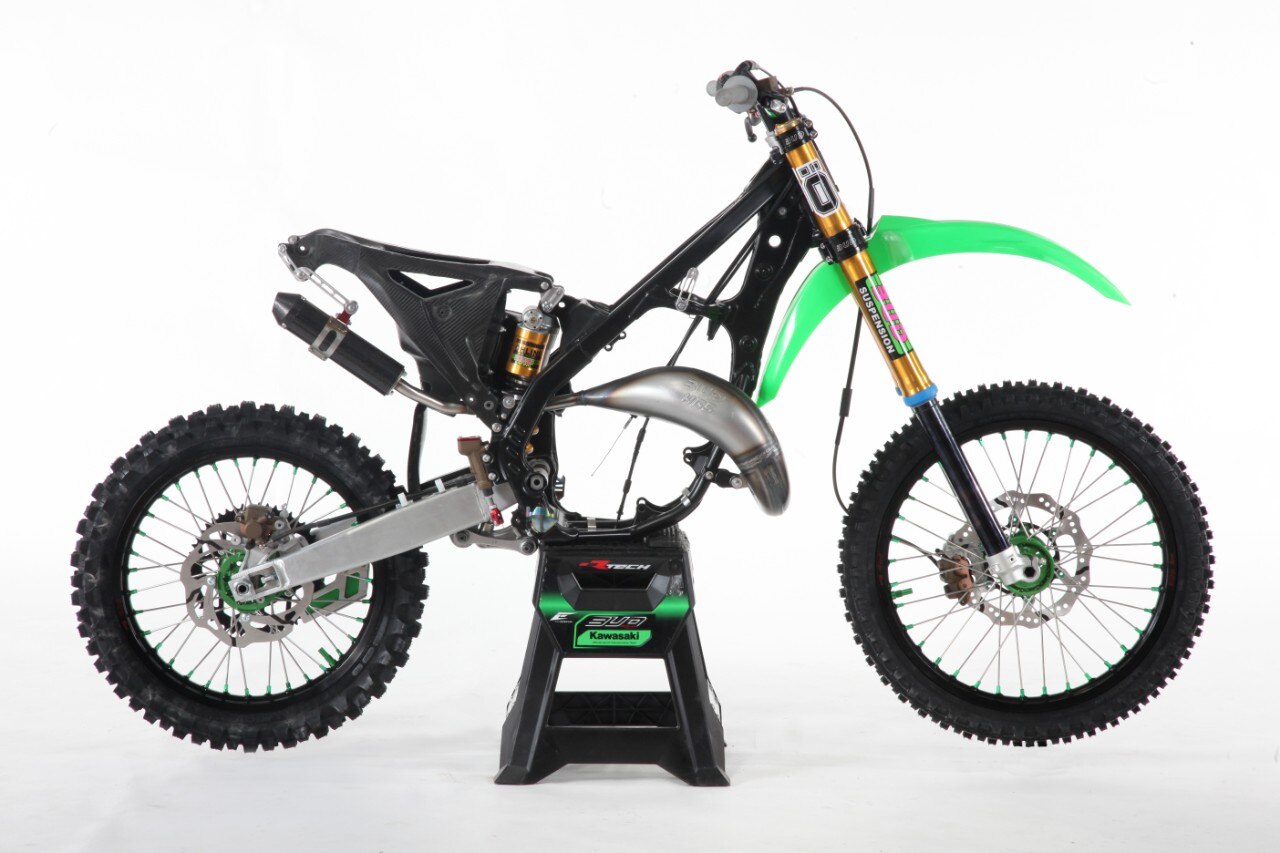 <div class='descrGalleryTitle'>Telaio</div><div class='descrGalleryText'><p>-Telaio KX nero</p>
<p>-Telaietto e airbox in carbonio CRM&nbsp;</p>
</div>